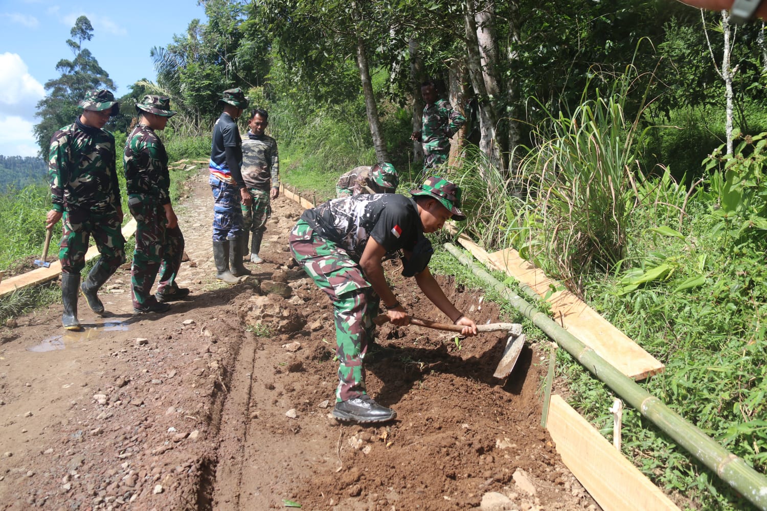 TNI Hadir Bangun Desa