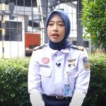 Deru mesin lokomotif CC206 yang memekakkan telinga menjadi musik harian bagi sosok tangguh di balik kaca kabin oleh Masinis Perempuan