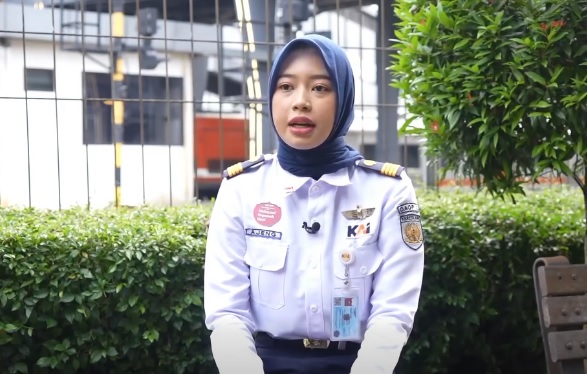 Deru mesin lokomotif CC206 yang memekakkan telinga menjadi musik harian bagi sosok tangguh di balik kaca kabin oleh Masinis Perempuan