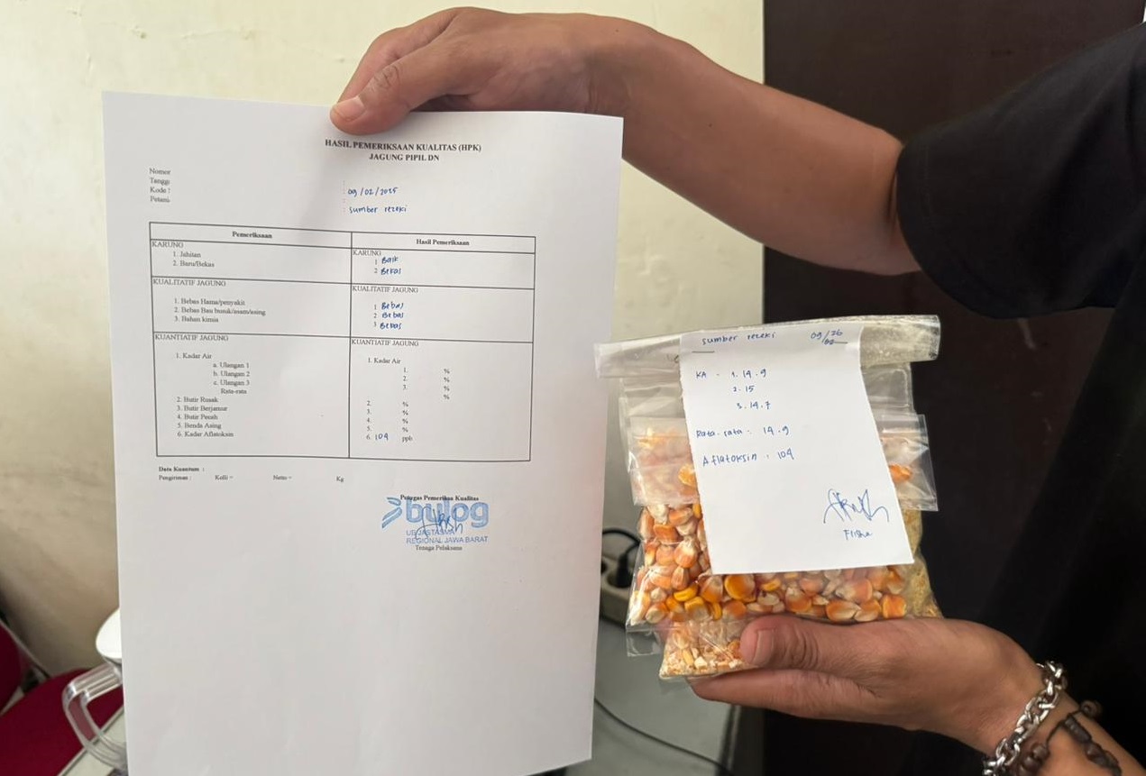 Polres Cimahi melakukan inspeksi mendadak untuk mengecek kadar air dan kandungan alfatoksin pada Komoditas Jagung di Gudang Bulog Gede Bage.