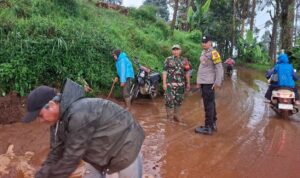 Hujan deras picu banjir dan longsor di delapan kecamatan Bandung. Infrastruktur buruk dituding jadi penyebab utama penderitaan warga