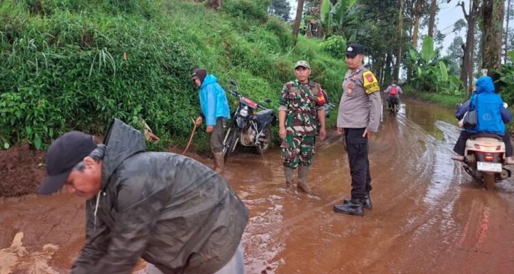 Hujan deras picu banjir dan longsor di delapan kecamatan Bandung. Infrastruktur buruk dituding jadi penyebab utama penderitaan warga