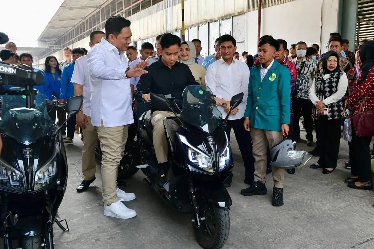 Wapres Gibran Tinjau Pengembangan Motor Listrik dan Industri Vokasi di Tangerang Wapres Gibran Tinjau Pengembangan Motor Listrik dan Industri Vokasi di Tangerang